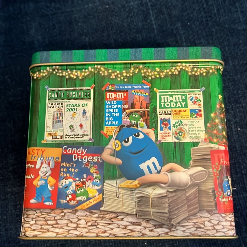 Two Limited Edition Vintage M&Mโs Christmas Tins - Picture 16 of 16